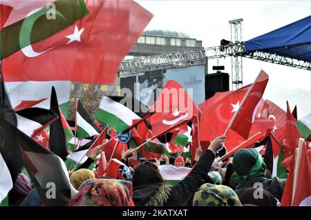 Des femmes branle les drapeaux turcs et palestiniens tandis que des manifestants pro-palestiniens prennent part à un rassemblement contre la reconnaissance par le président américain Donald Trump de la ville de Jérusalem comme capitale d'Israël, à Ankara, en Turquie sur 17 décembre 2017. (Photo par Altan Gocher/NurPhoto) Banque D'Images
