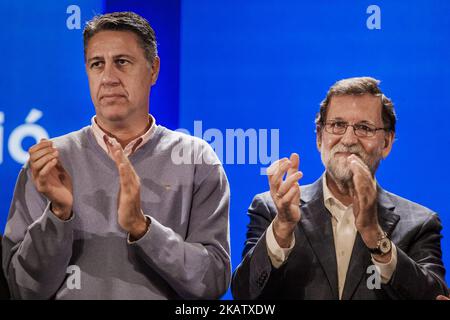 Chef du Parti populaire catalan (PPC) et candidat à l'élection régionale catalane à venir Xavier Garcia Albiol (L) et Premier ministre espagnol Mariano Rajoy lors d'une réunion de campagne à Salou, Espagne sur 17 décembre 2017. La Catalogne se lance dans le dernier tronçon avant les élections de fond sur 21 décembre, visant à remplacer ou à rétablir les dirigeants séparatistes déposés, dont la tentative de sécession a plongé l'Espagne dans sa pire crise politique depuis des décennies. (Photo de Celestino Arce/NurPhoto) Banque D'Images