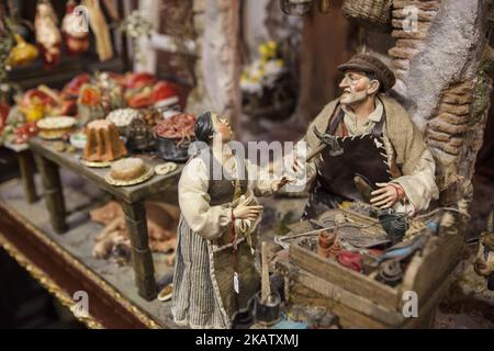 Diverses sculptures sont vendues dans la via San Gregorio Armeno, une rue célèbre pour ses boutiques artisanales vendant des expositions de nativité à Naples, Italie, le 18 décembre 2017. (Photo de Paolo Manzo/NurPhoto) Banque D'Images