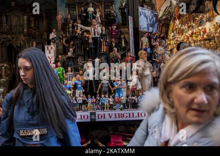 La vie quotidienne dans 'via San Gregorio Armeno' à Naples, Italie sur 18 décembre 2017. Diverses sculptures sont vendues dans la via San Gregorio Armeno, une rue célèbre pour ses boutiques artisanales vendant des expositions de nativité à Naples. (Photo de Paolo Manzo/NurPhoto) Banque D'Images