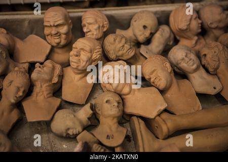 Diverses sculptures sont vendues dans la via San Gregorio Armeno, une rue célèbre pour ses boutiques artisanales vendant des expositions de nativité à Naples, en Italie, sur 18 décembre 2017. (Photo de Paolo Manzo/NurPhoto) Banque D'Images