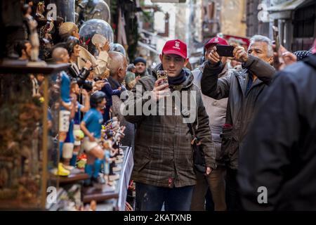 La vie quotidienne dans 'via San Gregorio Armeno' à Naples, Italie sur 18 décembre 2017. Diverses sculptures sont vendues dans la via San Gregorio Armeno, une rue célèbre pour ses boutiques artisanales vendant des expositions de nativité à Naples. (Photo de Paolo Manzo/NurPhoto) Banque D'Images