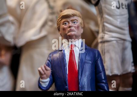 Donald Trump Président les États-Unis est vu dans 'via San Gregorio Armeno' à Naples, Italie sur 18 décembre 2017. Diverses sculptures sont vendues dans la via San Gregorio Armeno, une rue célèbre pour ses boutiques artisanales vendant des expositions de nativité à Naples. (Photo de Paolo Manzo/NurPhoto) Banque D'Images