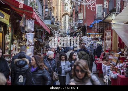 La vie quotidienne dans 'via San Gregorio Armeno' à Naples, Italie sur 18 décembre 2017. Diverses sculptures sont vendues dans la via San Gregorio Armeno, une rue célèbre pour ses boutiques artisanales vendant des expositions de nativité à Naples. (Photo de Paolo Manzo/NurPhoto) Banque D'Images