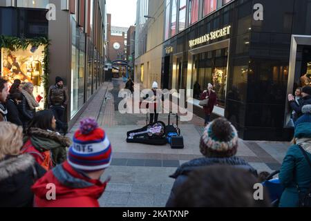 Allie Sherlock, 12 ans, de Cork, fait des courses sur Grafton Street à Dublin pendant la saison de Noël, avec des spectacles de bus qui font des centaines d'acheteurs et de passants. Le samedi 16 décembre 2017, à Dublin, Irlande. (Photo par Artur Widak/NurPhoto) Banque D'Images