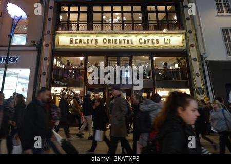 Vue sur le Bewley's Oriental Cafe récemment rénové et ouvert dans Grafton Street à Dublin, quelques jours avant Noël. Le lundi 18 décembre 2017, à Dublin, Irlande. (Photo par Artur Widak/NurPhoto) Banque D'Images