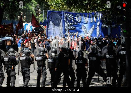 La police fait face aux manifestants lors d'une manifestation contre la réforme des retraites à 18 décembre 2017 à Buenos Aires, en Argentine. La chambre basse Argentine a repris le débat sur les changements apportés au système de retraite, la police ayant contenu une émeute devant le Congrès qui menaçait à un moment donné des submerger. (Photo de Gabriel Sotelo/NurPhoto) Banque D'Images