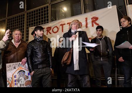 Le collectif des habitants associés a invité les représentants élus qui se sentent préoccupés par la réalité de l'accueil des demandeurs d'asile à Paris à participer à ce moment sur le trottoir '40 000', où pendant 20 mois, 40 000 demandeurs d'asile ont dormi dehors, une ou plusieurs nuits. Ce trottoir est devenu un trottoir de honte, d'humiliation et d'abus.(photo de Julien Mattia/NurPhoto) Banque D'Images