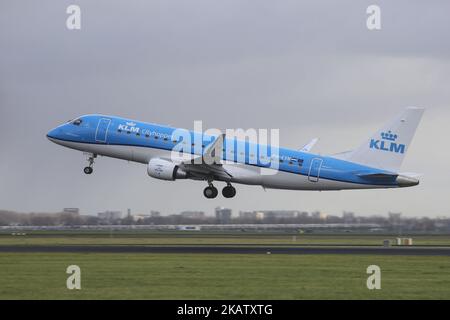 KLM, la Royal Dutch Airlines comme vu à Amsterdam, aéroport de Schiphol en novembre 2017 lors de l'atterrissage, du décollage et du transport en taxi. KLM utilise l'aéroport d'Amsterdam comme principal centre de liaison avec l'Europe, l'Afrique, le Moyen-Orient, l'Amérique et l'Asie. Récemment, KLM a éliminé ses anciens avions Fokker. Aujourd'hui, KLM utilise les Boeing 737, 747, 787 Dreamliner, Airbus A330 et Embraer 190 et 175. KLM possède 3 filiales KLM Cityhopper, Transavia et Martinair. La flotte actuelle de KLM (filiales exuding) est de 119 avions et 18 commandes d'avions de nouvelle génération comme Airbus A350 et Boeing 787 Dreamliner. KLM fait partie de SK Banque D'Images