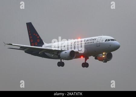 Brussels Airlines flotte comme vu à l'aéroport international de Bruxelles Zavantem dans un jour pluvieux début décembre 2017. Brussels Airlines est le transporteur aérien le plus important et le plus important de Belgique. Le siège et le centre sont à l'aéroport de Bruxelles. Le groupe Lufthansa possède la compagnie aérienne et fait également partie de Star Alliance. La flotte actuelle est composée de manière exceptionnelle d'Airbus A319, Airbus A320, Airbus A330 et bientôt d'Airbus A340, SN, également loué quelques Sukhoi Super Jet 100 de CITIJET. La compagnie dessert 96 destinations, dont l'Europe, l'Asie, l'Amérique, le Moyen-Orient et l'Afrique. L'aéroport international de Bruxelles a un tr Banque D'Images