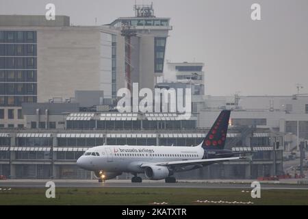 Brussels Airlines flotte comme vu à l'aéroport international de Bruxelles Zavantem dans un jour pluvieux début décembre 2017. Brussels Airlines est le transporteur aérien le plus important et le plus important de Belgique. Le siège et le centre sont à l'aéroport de Bruxelles. Le groupe Lufthansa possède la compagnie aérienne et fait également partie de Star Alliance. La flotte actuelle est composée de manière exceptionnelle d'Airbus A319, Airbus A320, Airbus A330 et bientôt d'Airbus A340, SN, également loué quelques Sukhoi Super Jet 100 de CITIJET. La compagnie dessert 96 destinations, dont l'Europe, l'Asie, l'Amérique, le Moyen-Orient et l'Afrique. L'aéroport international de Bruxelles a un tr Banque D'Images