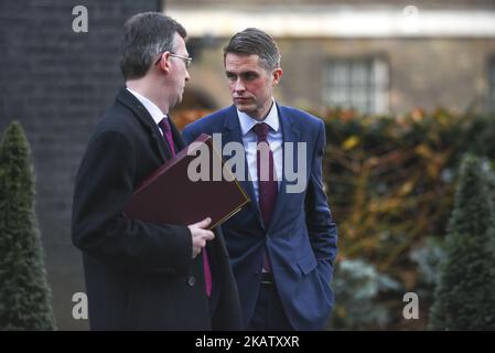 Le procureur général de la Grande-Bretagne Jeremy Wright (L) et le secrétaire à la Défense de la Grande-Bretagne Gavin Williamson quittent le 10 Downing Street, à la suite de la réunion hebdomadaire du Cabinet, Londres on 19 décembre 2017. (Photo par Alberto Pezzali/NurPhoto) Banque D'Images