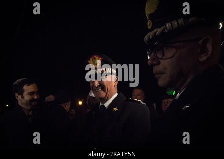 Tullio Del Sette, commandant général du corps des Carabinieri, pendant l'éclairage public de l'hôpital d'Israël de Channukkià à Rome avec des représentants des hôpitaux religieux de Rome, autour du lustre juif à neuf branches, symbole de Channukkià, le Festival des lumières, le 19 décembre 2017, à Rome, en Italie. (Photo par Andrea Ronchini/NurPhoto) Banque D'Images