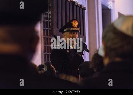 Tullio Del Sette, commandant général du corps des Carabinieri, pendant l'éclairage public de l'hôpital d'Israël de Channukkià à Rome avec des représentants des hôpitaux religieux de Rome, autour du lustre juif à neuf branches, symbole de Channukkià, le Festival des lumières, le 19 décembre 2017, à Rome, en Italie. (Photo par Andrea Ronchini/NurPhoto) Banque D'Images