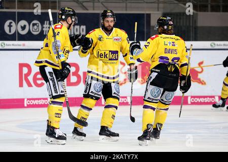 La joie de Krefeld Pinguine pendant le Gamoday 33th du match de la Ligue allemande de hockey sur glace entre Red Bull Munich et Krefeld Pinguine au stade Olympia-Eissportzentrum à Munich, en Allemagne, sur 19 décembre 2017. (Photo de Marcel Engelbrecht/NurPhoto) Banque D'Images