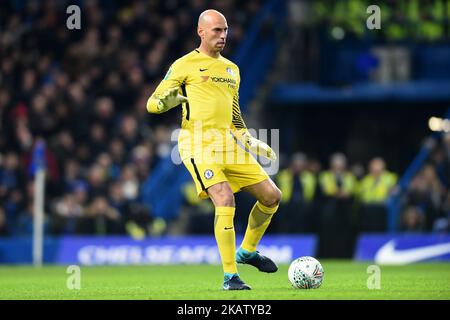 Le gardien de but de Chelsea Willy Caballero pendant le Carabao Cup Quarter - finale du match entre Chelsea et l'AFC Bournemouth au pont Stamford à Londres, en Angleterre, sur 20 décembre 2017. (Photo de Kieran Galvin/NurPhoto) Banque D'Images