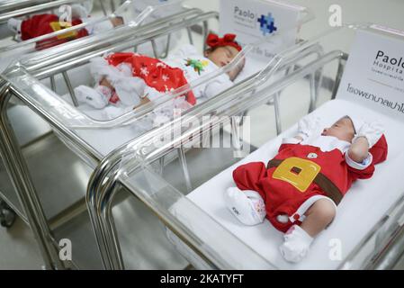 Un nouveau-né vêtu de Santa pour marquer Noël à l'hôpital Paolo Memorial de Bangkok, en Thaïlande. 21 décembre 2017. (Photo par Anusak Laowilas/NurPhoto) Banque D'Images