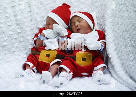 Un nouveau-né vêtu de Santa pour marquer Noël à l'hôpital Paolo Memorial de Bangkok, en Thaïlande. 21 décembre 2017. (Photo par Anusak Laowilas/NurPhoto) Banque D'Images