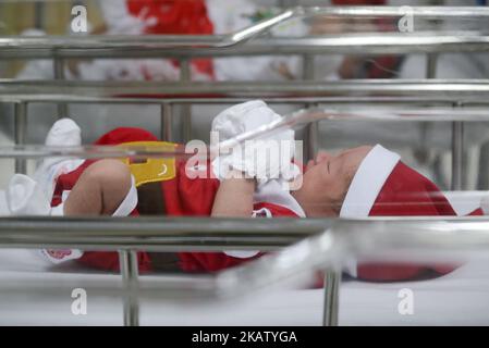 Un nouveau-né vêtu de Santa pour marquer Noël à l'hôpital Paolo Memorial de Bangkok, en Thaïlande. 21 décembre 2017. (Photo par Anusak Laowilas/NurPhoto) Banque D'Images