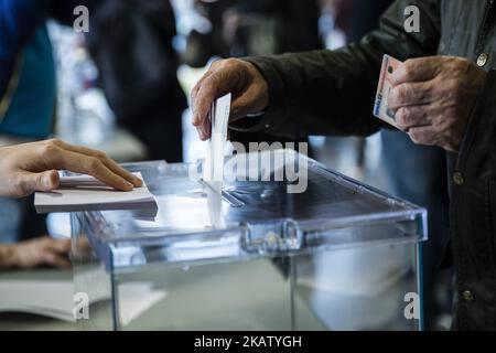 Les personnes votant avec son bulletin de vote lors de l'élection catalane de 21D de 2017, sur 21 décembre 2017 à Barcelone, Sant Cugat, Espagne. (Photo par Xavier Bonilla/NurPhoto) Banque D'Images