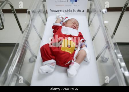 Un nouveau-né vêtu de Santa pour marquer Noël à l'hôpital Paolo Memorial de Bangkok, en Thaïlande. 21 décembre 2017. (Photo par Anusak Laowilas/NurPhoto) Banque D'Images