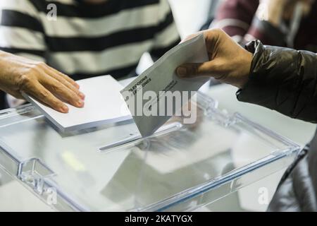 Les personnes votant avec son bulletin de vote lors de l'élection catalane de 21D de 2017, sur 21 décembre 2017 à Barcelone, Sant Cugat, Espagne. (Photo par Xavier Bonilla/NurPhoto) Banque D'Images