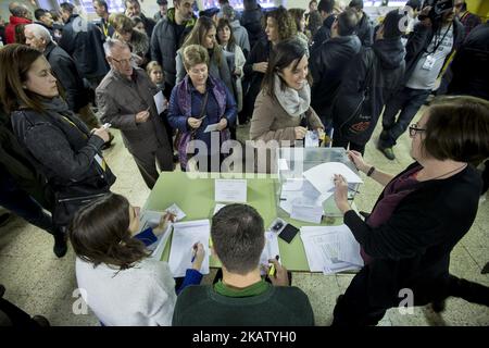 Plus de 5 millions de citoyens peuvent voter pour les ellections régionales de la Catalogne après le blocage du gouvernement espagnol d'autonomie catalane sur 21 décembre 2017. Barcelone, Catalogne, Espagne. (Photo de Miquel Llop/NurPhoto) Banque D'Images