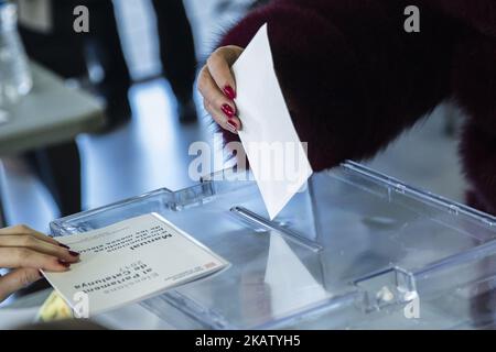 Les personnes votant avec son bulletin de vote lors de l'élection catalane de 21D de 2017, sur 21 décembre 2017 à Barcelone, Sant Cugat, Espagne. (Photo par Xavier Bonilla/NurPhoto) Banque D'Images