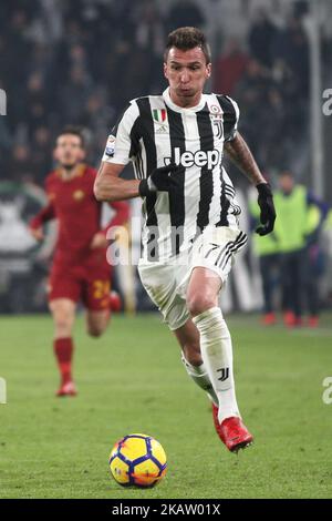 Juventus avance Mario Mandzukic (17) en action pendant le match de football de la série A n.18 JUVENTUS - ROMA le 23/12/2017 au stade Allianz à Turin, Italie. (Photo de Matteo Bottanelli/NurPhoto) Banque D'Images