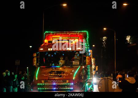 23 décembre, Nimègue. Pour la deuxième fois, la Truck Light Parade a été célébrée à Nimègue. La Parade a eu lieu autour du centre de la ville et a compté avec plus de camions couverts dans des milliers de lumières et de décorations de Noël multicolores, que l'année dernière. (Photo par Romy Arroyo Fernandez/NurPhoto) Banque D'Images