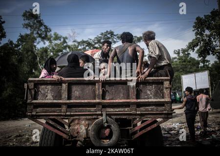 (9/25/2017) les réfugiés Rohingya nouvellement arrivés ont été déplacés dans le camp de fortune de Shah Parir Dwip après leur entrée au Bangladesh en traversant la rivière NAF. La communauté internationale considère déjà cette situation dans les camps de réfugiés comme un état d'urgence humanitaire. Le gouvernement du Bangladesh, l'armée du Bangladesh, les agences de l'ONU et les ONG participent à des secours continus, mais il est devenu presque impossible pour eux de gérer la catastrophe humanitaire dans les camps de Rohingya. (Photo par Kazi Riasat/NurPhoto) Banque D'Images