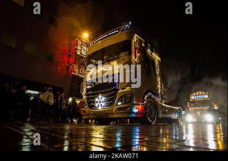 23 décembre, Nimègue. Pour la deuxième fois, la Truck Light Parade a été célébrée à Nimègue. La Parade a eu lieu autour du centre de la ville et a compté avec plus de camions couverts dans des milliers de lumières et de décorations de Noël multicolores, que l'année dernière. (Photo par Romy Arroyo Fernandez/NurPhoto) Banque D'Images