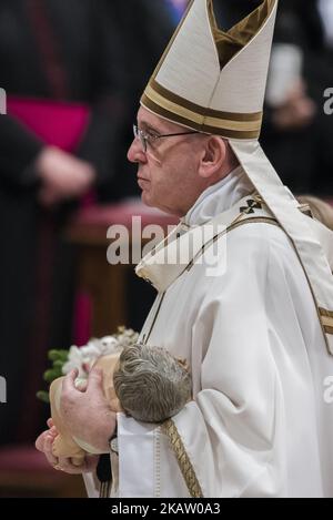 Le pape François tient une statue de bébé Jésus à la fin de la messe de la veille de Noël dans la basilique Saint-Pierre au Vatican, le dimanche 24 décembre 2017. (Photo de Massimo Valicchia/NurPhoto) Banque D'Images
