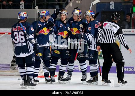 Réjouissez-vous de l'EHC Red Bull Munich lors du Gamoday 35th de la Ligue allemande de hockey sur glace entre Red Bull Munich et ERC Ingolstadt au stade Olympia-Eissportzentrum à Munich, en Allemagne, le 26 décembre 2017. (Photo de Marcel Engelbrecht/NurPhoto) Banque D'Images