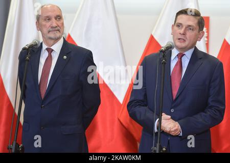 Antoni Macierewicz (à gauche), ministre de la Défense nationale pour la Pologne, et Bartosz Kownacki, ministre adjoint de la Défense nationale, lors d'une conférence de presse résumant la dernière année de modernisation et d'investissement de l'armée polonaise. Le mercredi 27 décembre 2017, à Cracovie, en Pologne. (Photo par Artur Widak/NurPhoto) Banque D'Images