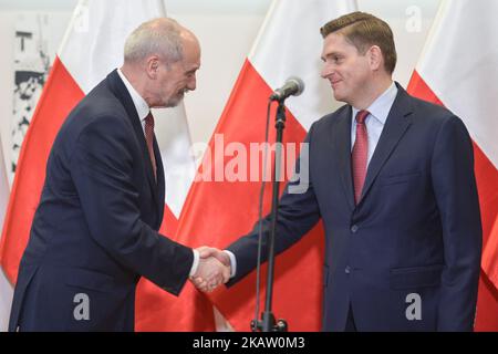 Antoni Macierewicz (à gauche), ministre de la Défense nationale pour la Pologne, et Bartosz Kownacki, ministre adjoint de la Défense nationale, lors d'une conférence de presse résumant la dernière année de modernisation et d'investissement de l'armée polonaise. Le mercredi 27 décembre 2017, à Cracovie, en Pologne. (Photo par Artur Widak/NurPhoto) Banque D'Images