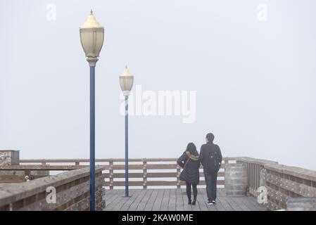 Un couple marche à travers le brouillard épais sur l'embarcadère 39 de Fisherman's Wharf à San Francisco, Californie sur 27 décembre 2017. (Photo de Ronen Tivony) (photo de Ronen Tivony/NurPhoto) Banque D'Images