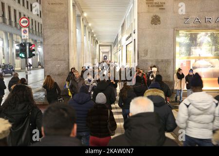 Foule de gens dans le centre de Turin, Italie, le 27 décembre 2017 quelques jours après noël. (Photo par Alexander Pohl/NurPhoto) Banque D'Images