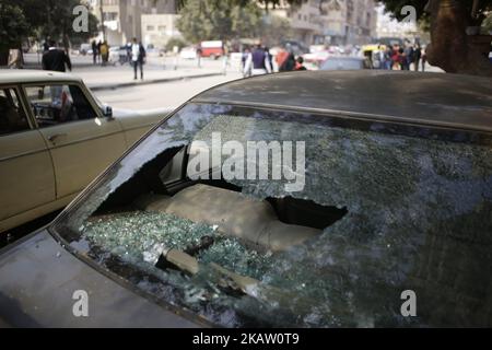 Une voiture endommagée près de l'église de Mar Mina est photographiée après une attaque à l'arme à feu sur l'église de Helwan, dans le sud-est du Caire, en Égypte, le 29 décembre 2017. Au moins neuf personnes ont tué parmi elles un policier et au moins cinq autres ont été blessées après que deux assaillants ont ouvert le feu sur l'église. La police a tué un attaquant lors d'un affrontement qui a suivi et un autre suspect a été arrêté par la suite. Banque D'Images