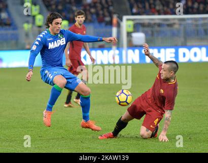 Radja Nainggolan et Alessandro Matri lors de la série italienne Un match de football entre A.S. Roma et Sassuolo au stade olympique de Rome, le 30 décembre 2017. (Photo par Silvia Lore/NurPhoto) Banque D'Images