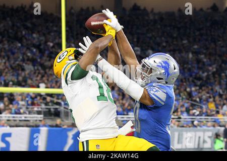 Les Detroit Lions de retour Mike James (39) brise un pass destiné au grand receveur Randall Cobb des Green Bay Packers (18) pendant la deuxième partie d'un match de football de la NFL à Detroit, Michigan, États-Unis, dimanche, 31 décembre 2017. (Photo de Jorge Lemus/NurPhoto) Banque D'Images