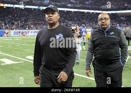 Jim Caldwell, entraîneur-chef des Detroit Lions (à gauche), quitte le terrain après la victoire de 35-11 sur les Green Bay Packers lors du match de football de la NFL à Detroit, Michigan, États-Unis, dimanche, 31 décembre 2017. (Photo de Jorge Lemus/NurPhoto) Banque D'Images