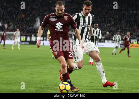 Le défenseur de Turin Lorenzo de Silvestri (29) lutte pour le ballon contre l'avant de Juventus Mario Mandzukic (17) lors du match de football de quart de finale de Coppa Italia JUVENTUS - TURIN le 03/01/2018 au stade Allianz à Turin, Italie. (Photo de Matteo Bottanelli/NurPhoto) Banque D'Images