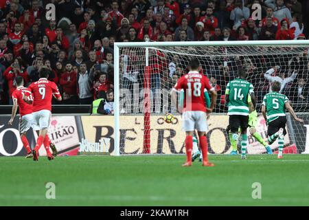 Jonas, l'avant brésilien de Benfica, tire pour marquer une pénalité lors du match de football de la Ligue portugaise SL Benfica vs Sporting CP au stade Luz à Lisbonne sur 3 janvier 2018. ( Photo par Pedro Fiúza/NurPhoto) Banque D'Images