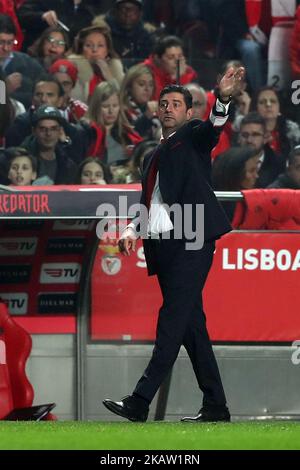 L'entraîneur en chef de Benfica, Rui Vitoria gestes pendant le match de football de la Ligue portugaise SL Benfica vs Sporting CP au stade Luz à Lisbonne sur 3 janvier 2018. ( Photo par Pedro Fiúza/NurPhoto) Banque D'Images