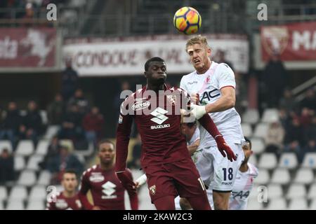 Le défenseur de Bologne Filip Helander (18) et Torino avant m'Baye Niang (11) dirige le ballon pendant le match de football de la série A n.20 TURIN - BOLOGNE sur 6 janvier 2018 au Stadio Olimpico Grande Torino à Turin, Italie. (Photo de Matteo Bottanelli/NurPhoto) Banque D'Images