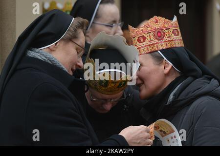 Les participants portent des couronnes lors de l'Orszak Trzech Kroli (en anglais : la procession des trois Rois) à Cracovie, en Pologne, sur 6 janvier 2018. La procession, qui marque chaque année la fin des fêtes de Noël, est une reconstitution du voyage des trois Sages pour visiter le bébé Jésus. (Photo par Artur Widak/NurPhoto) Banque D'Images