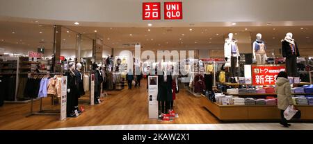 Les clients marchent à l'intérieur de la boutique de vêtements décontractés Uniqlo de Fast Retailing à Tokyo, Japon 8 janvier 2018. (Photo de Hitoshi Yamada/NurPhoto) Banque D'Images