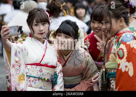 Les femmes japonaises portant des kimonos prennent des photos de selfie lors de leur cérémonie de célébration du jour de l'âge à Tokyo, 08 janvier 2018, Japon. Le jour de l'âge est une fête pour féliciter et encourager tous ceux qui sont devenus adultes (20 ans) au Japon. La célébration annuelle se tient le deuxième lundi de janvier dans les bureaux locaux et préfectures du pays. (Photo par Alessandro Di Ciommo/NurPhoto) Banque D'Images