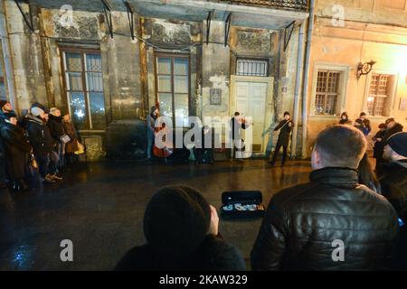 Un groupe de musique joue des mélodies de Noël sur la place Rynek le jour de Noël orthodoxe. Le dimanche 7 janvier 2018, à Lviv, en Ukraine. (Photo par Artur Widak/NurPhoto) Banque D'Images